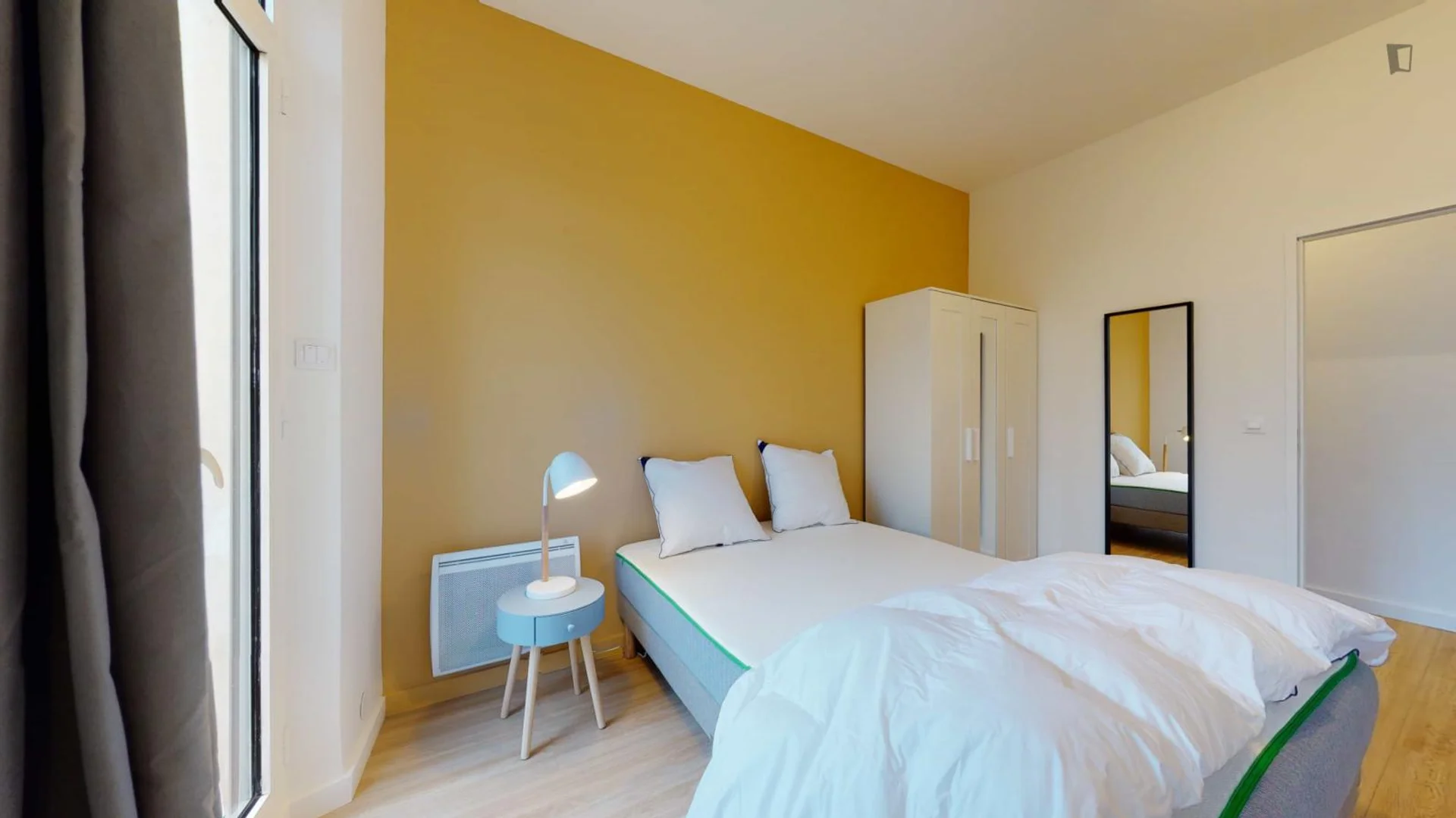 Habitación estudiantil amplia y cómoda en 