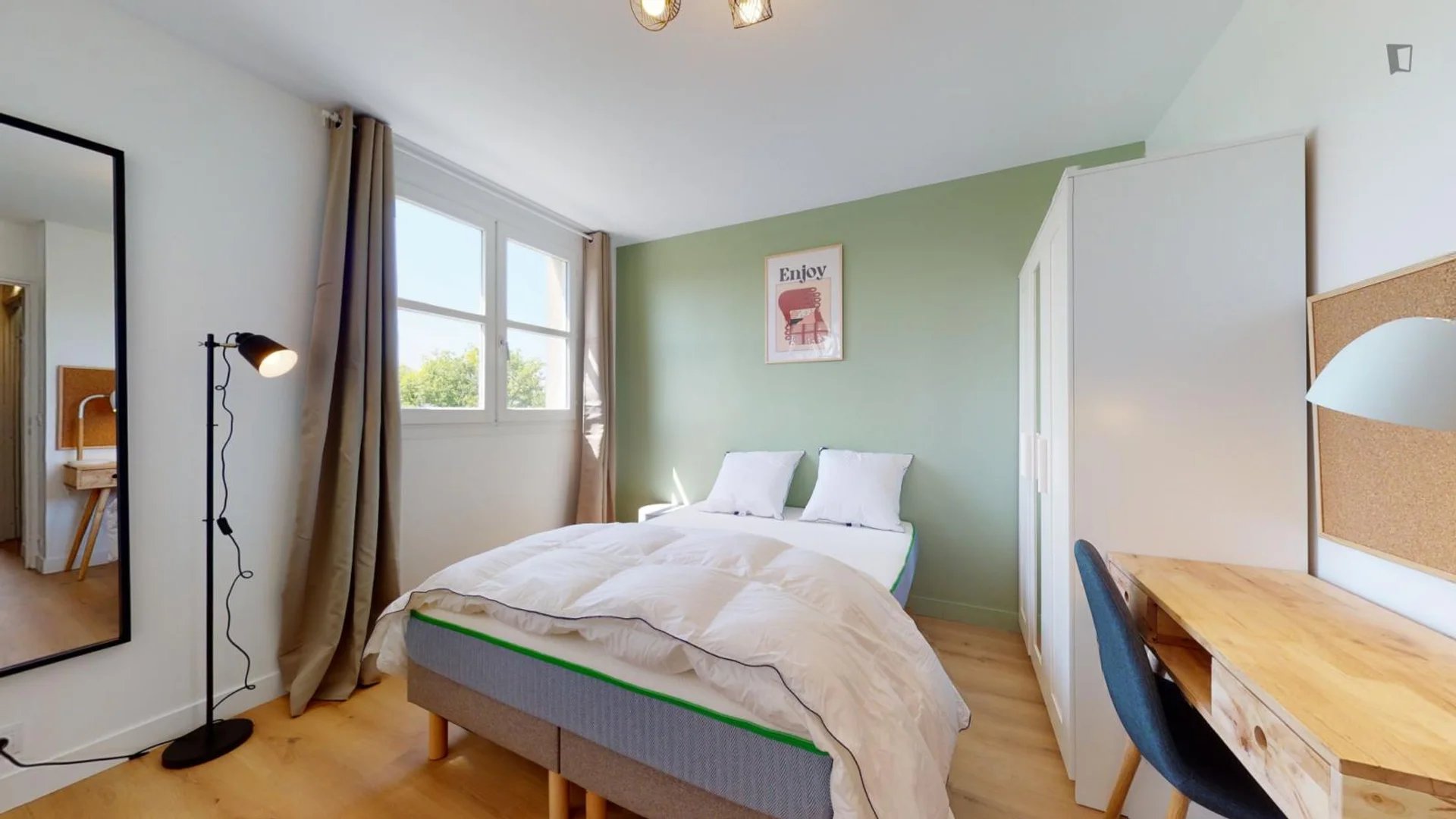 Habitación estudiantil luminosa y aireada con fácil acceso a la universidad en 