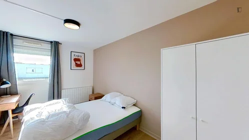 Private room at Rue Léon Jouhaux, image 2 of 20