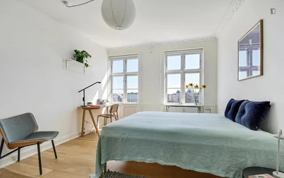 Bright private room in {area}