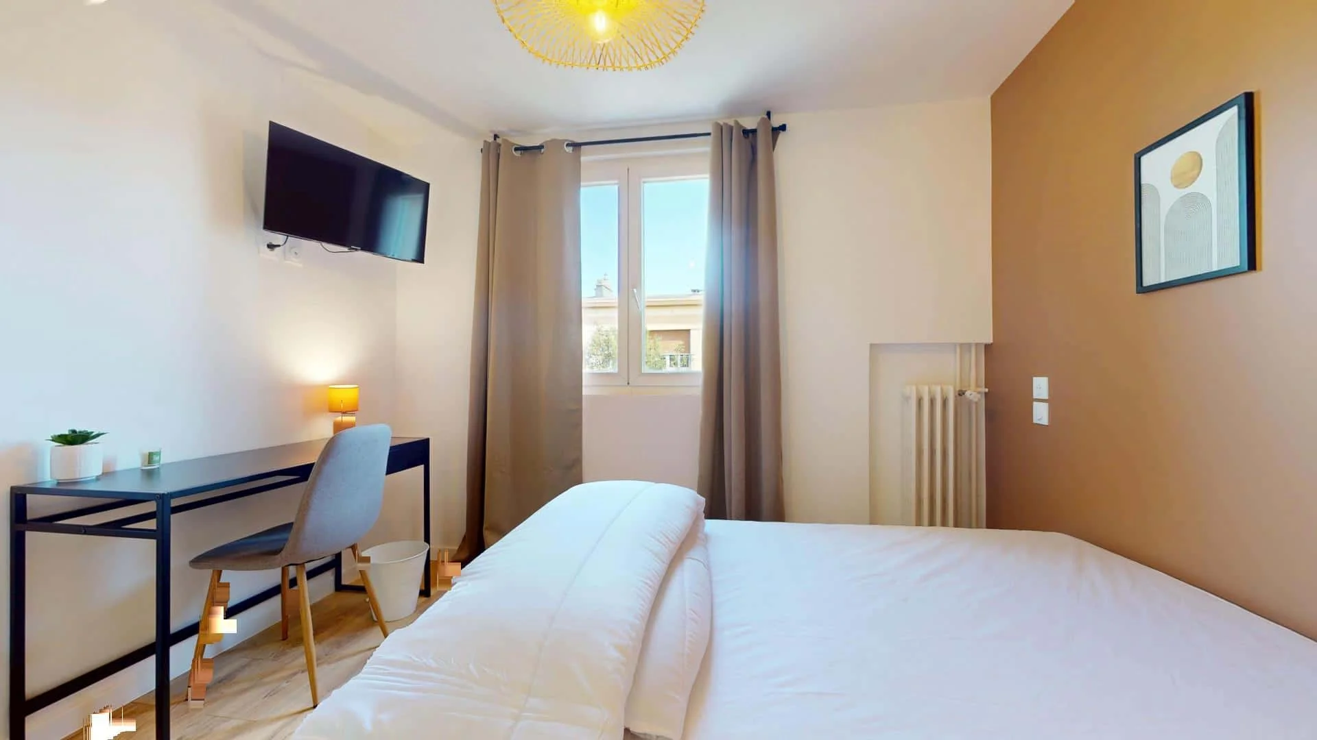 Chambre d'étudiant à  avec espace d'étude et installations communes