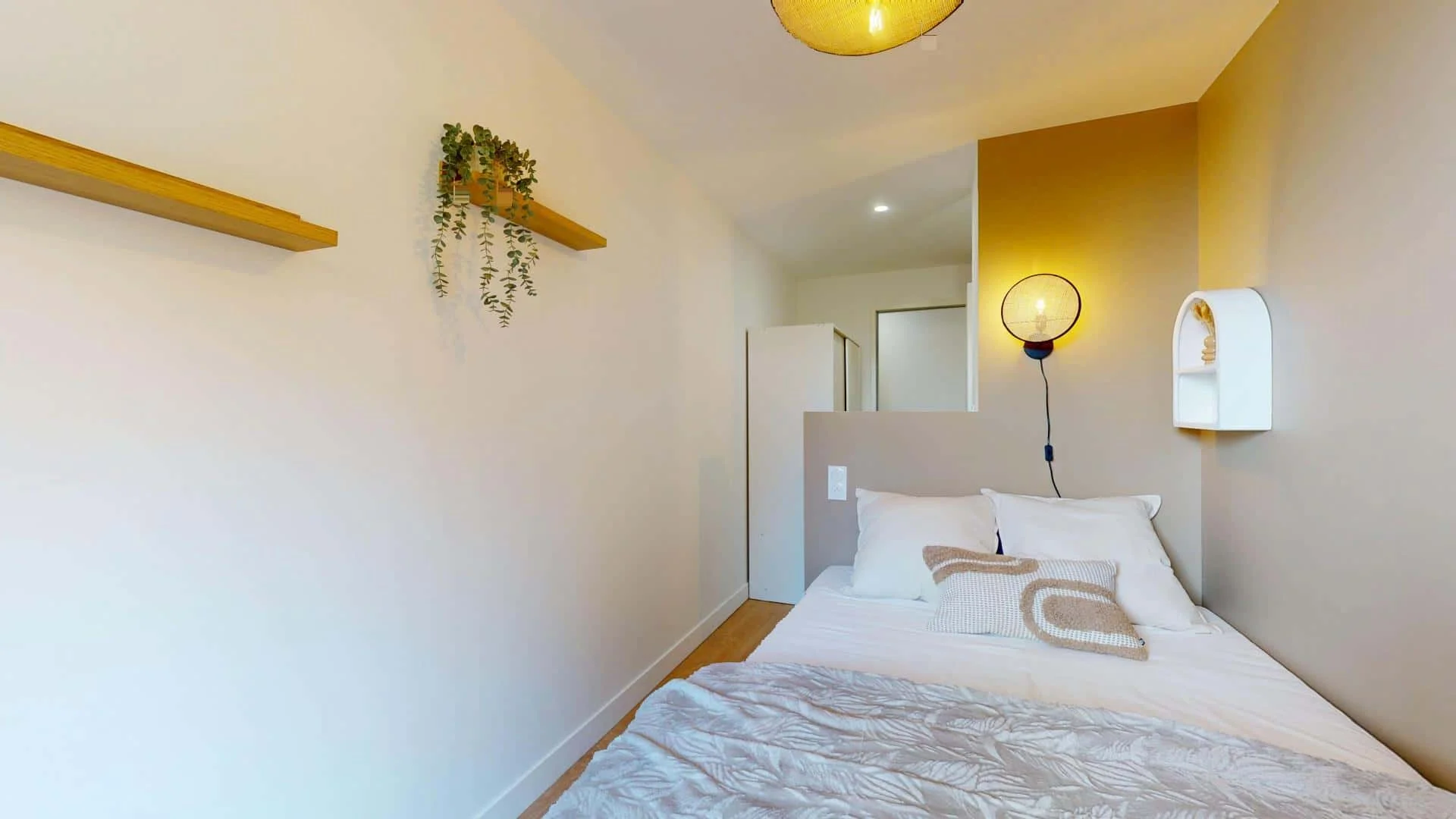 Habitación estudiantil funcional perfecta para estudiar en 