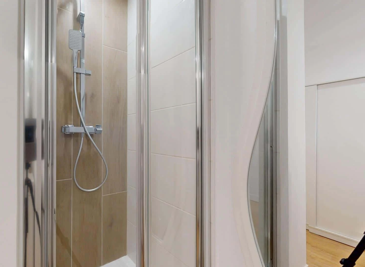 Habitación estudiantil luminosa y aireada con fácil acceso a la universidad en 