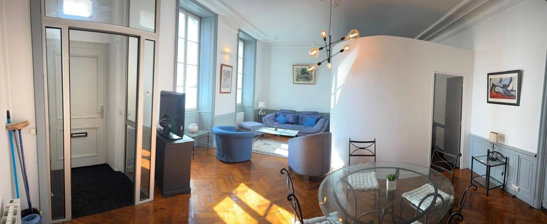 Chambre d'étudiant à  avec espace d'étude et installations communes