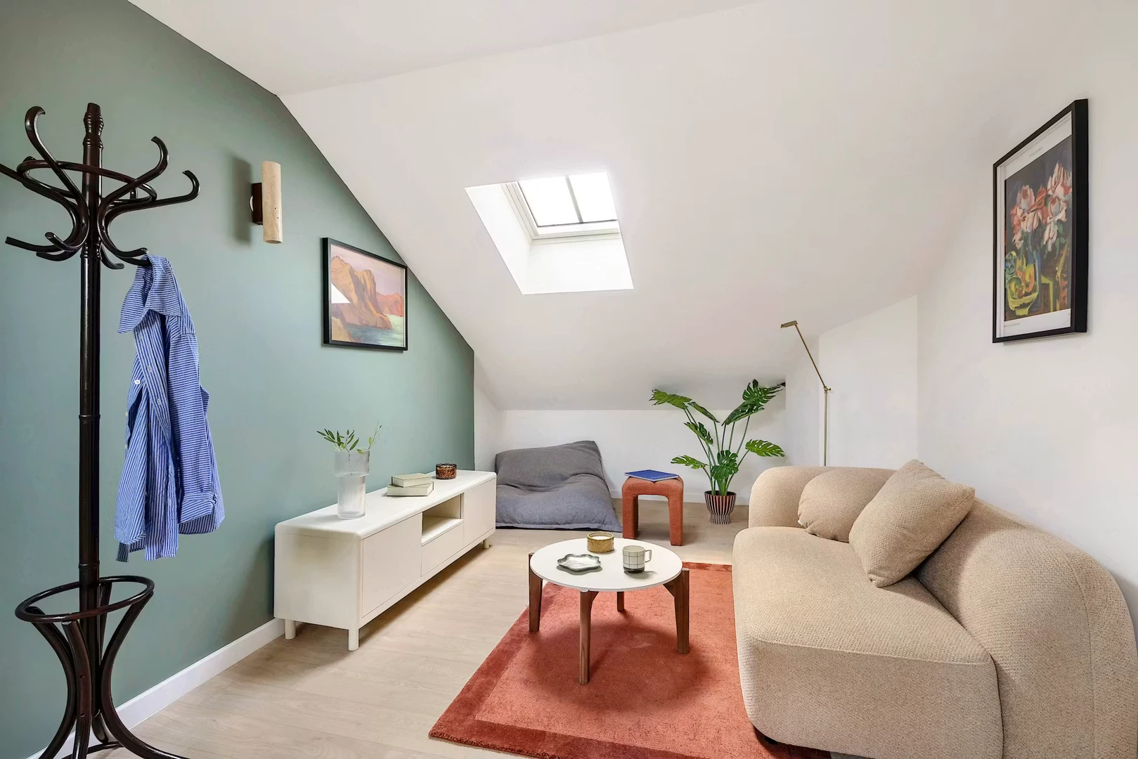 Bright and airy student room with easy university access in 