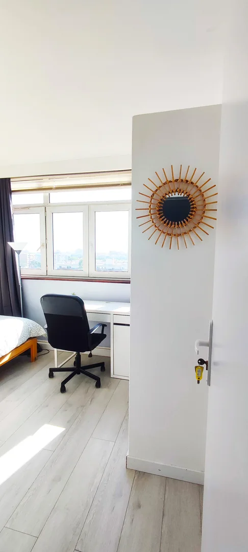 Habitación estudiantil económica cerca del campus en