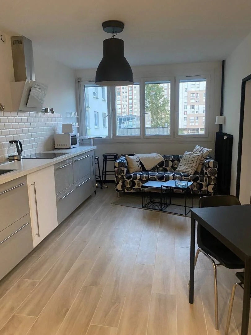 Affordable room for students with ample lighting in 