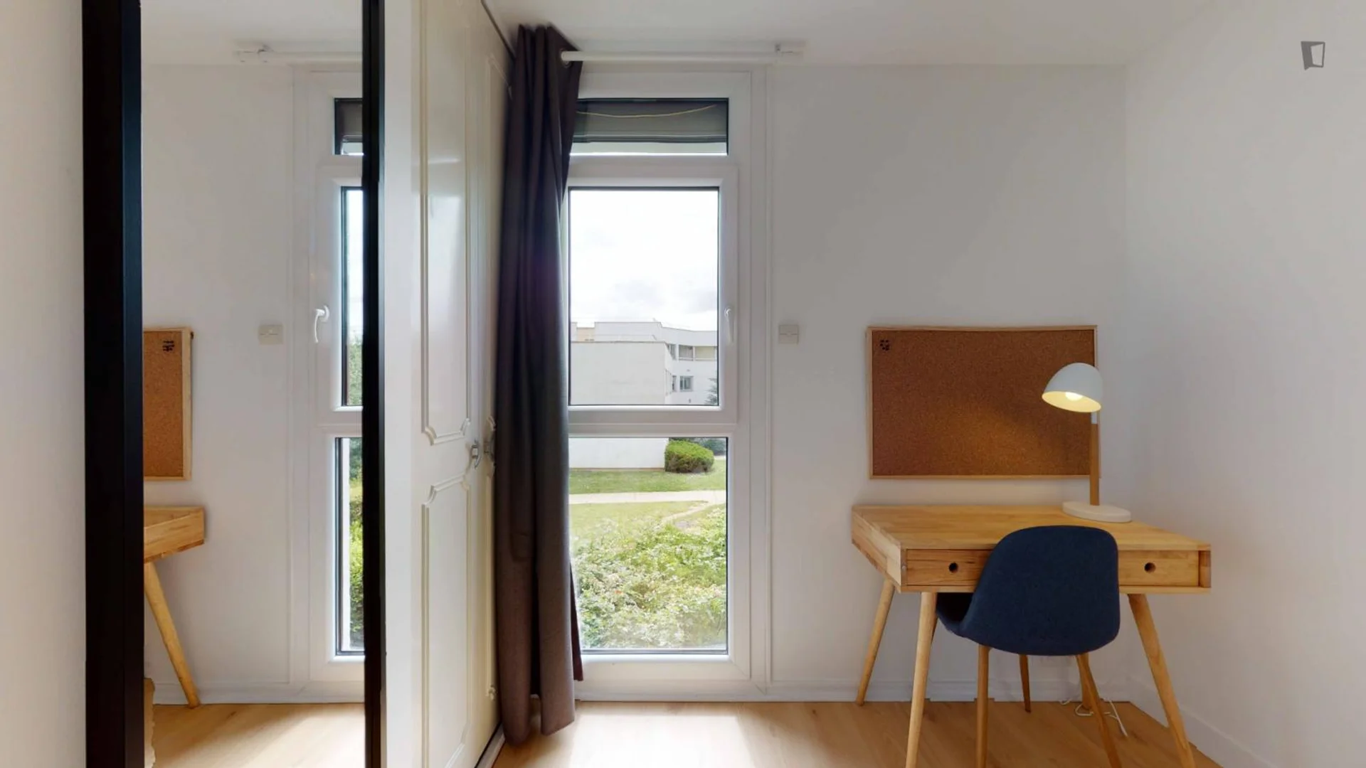 Habitación estudiantil funcional perfecta para estudiar en 