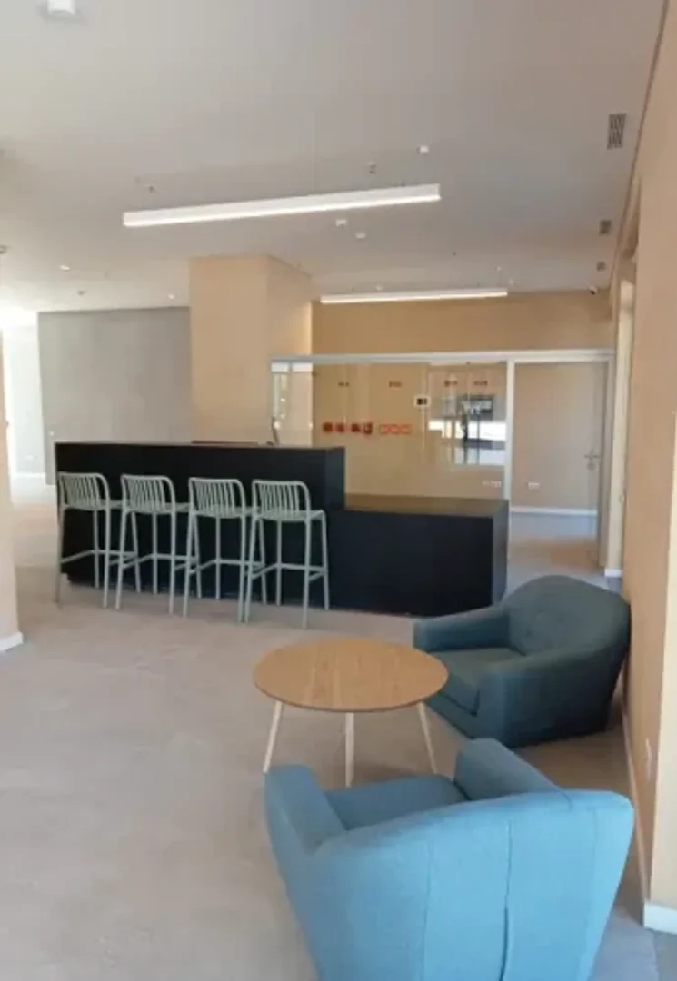Funkcjonalny pokój studencki idealny do nauki w 
