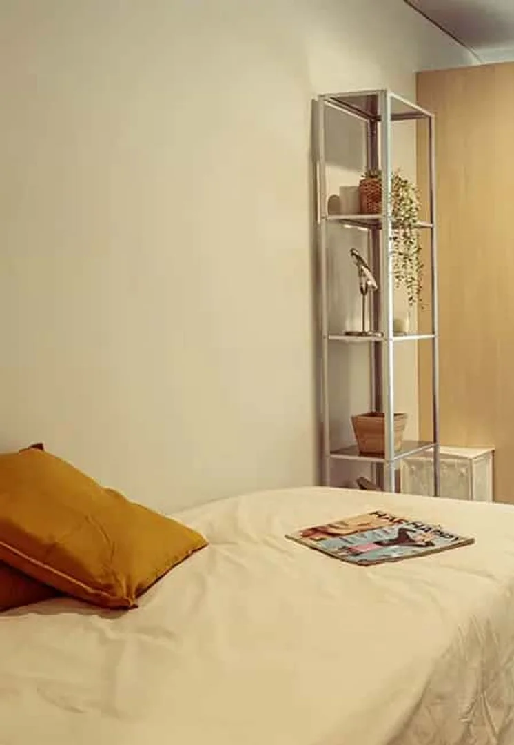 Functional student room perfect for studying in 