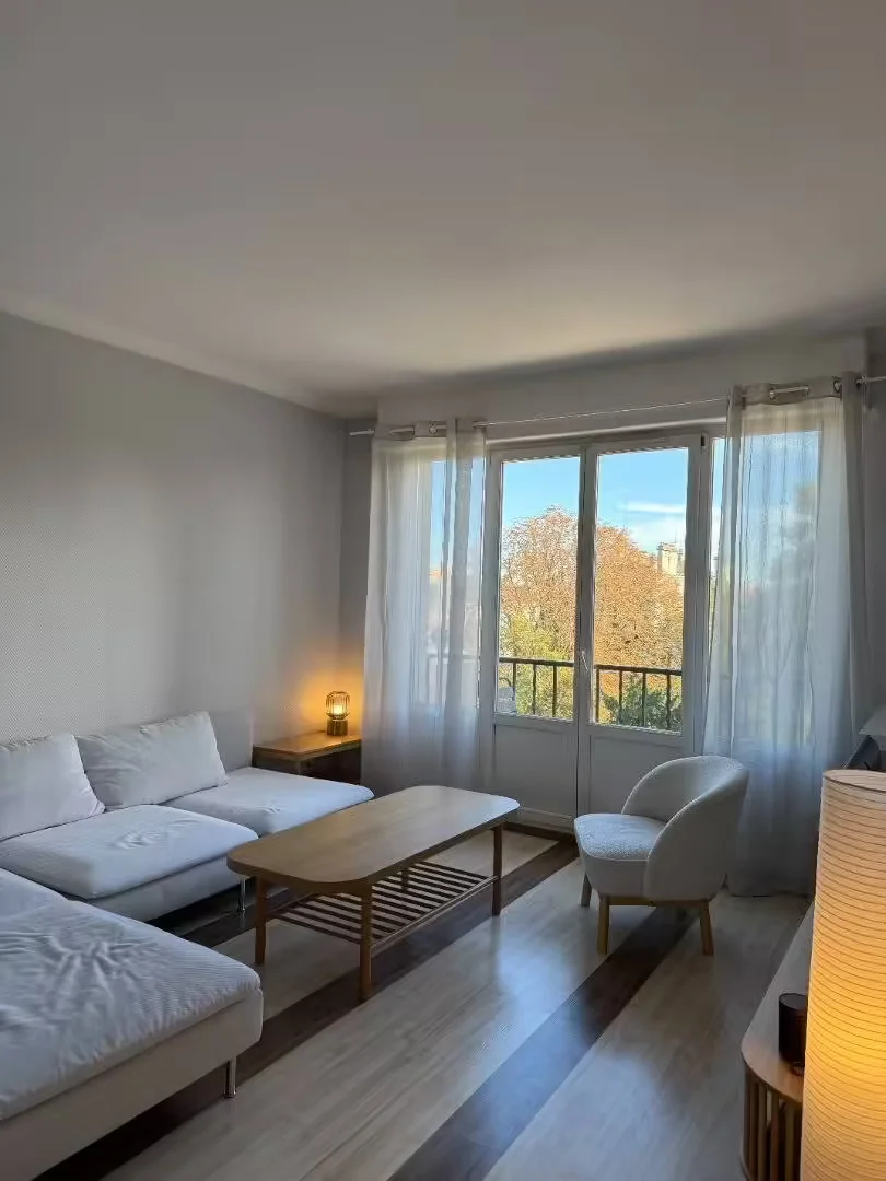Habitación estudiantil luminosa y aireada con fácil acceso a la universidad en 