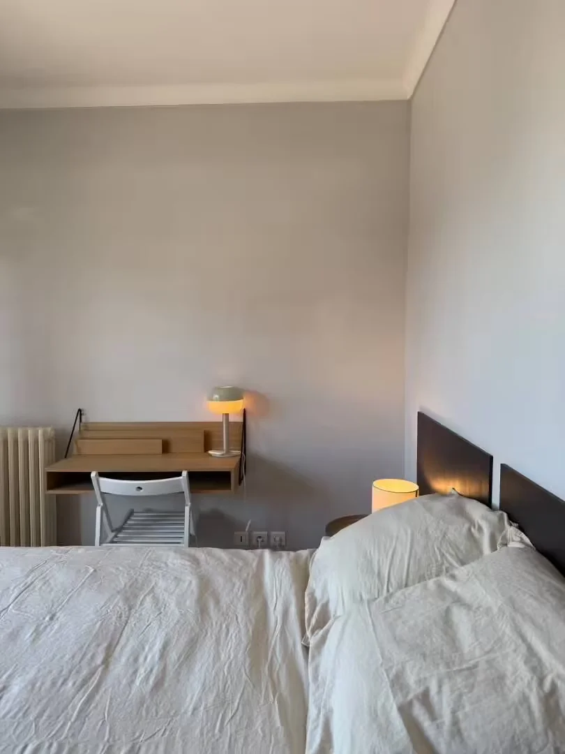 Habitación estudiantil funcional perfecta para estudiar en 