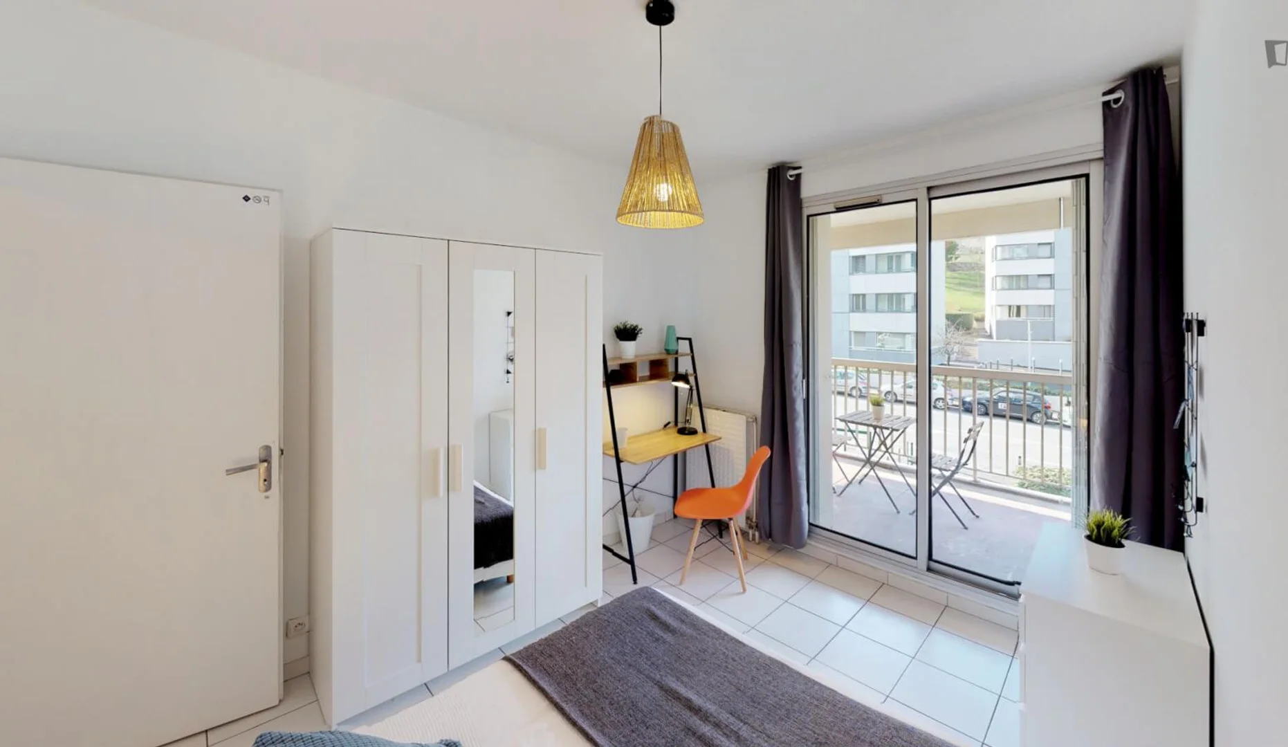Functional student room perfect for studying in 