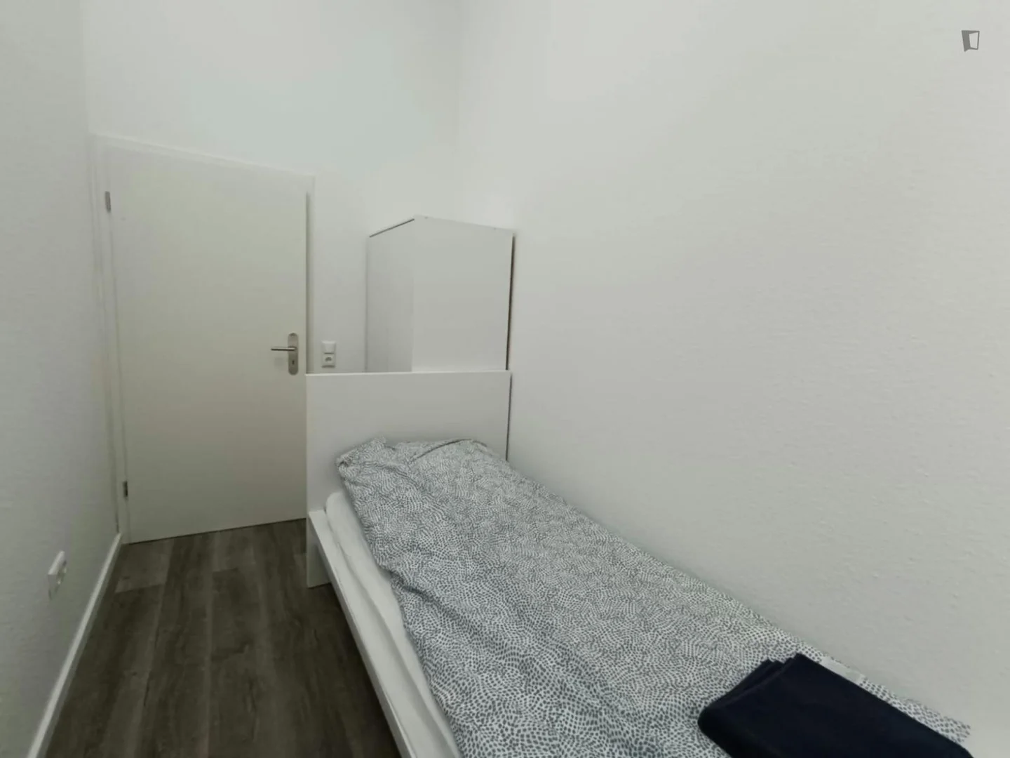Quarto de estudante económico perto do campus em 