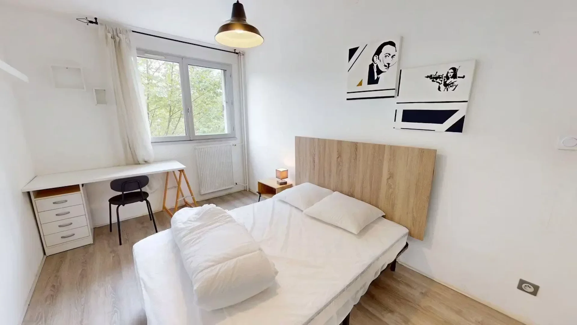 Functional student room perfect for studying in 