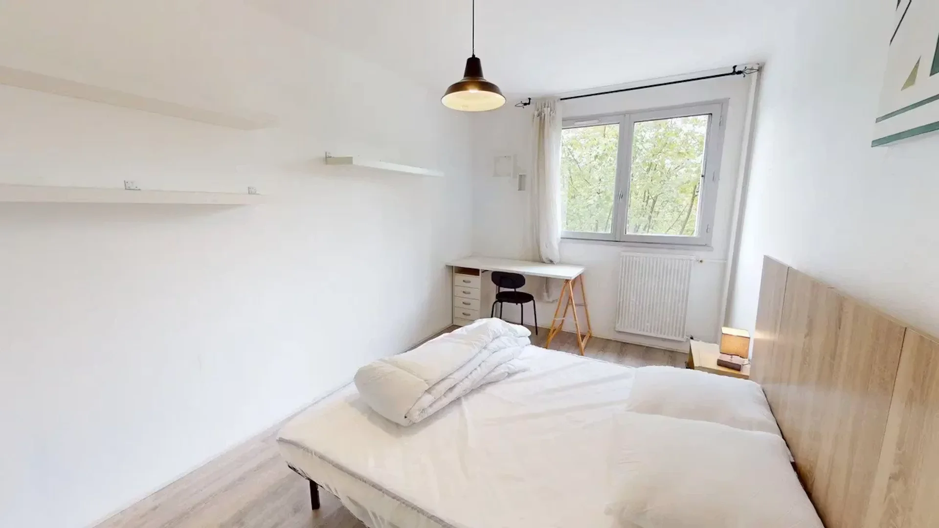 Bright and airy student room with easy university access in 