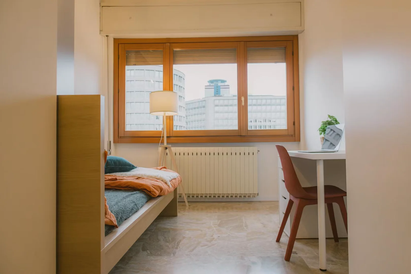 Functional student room perfect for studying in 
