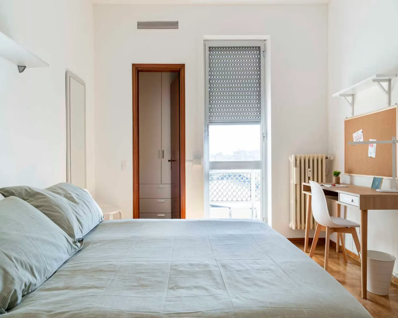 Chambre d'étudiant à avec espace d'étude et installations communes
