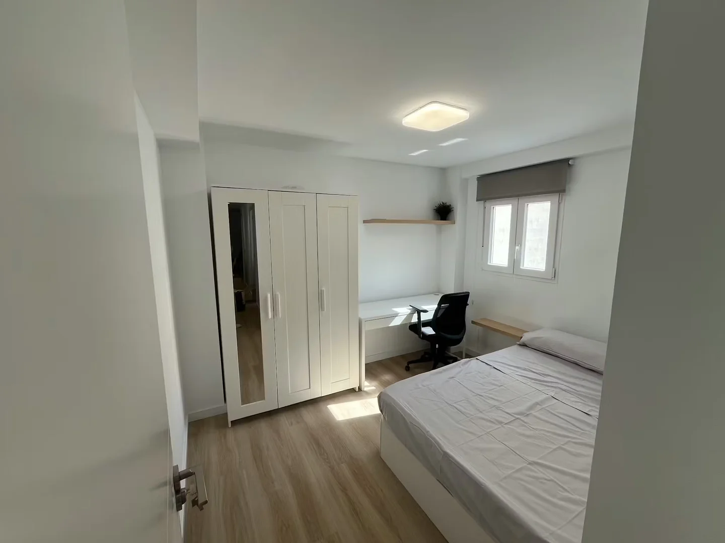 'da ders çalışmak için mükemmel olan fonksiyonel öğrenci odası