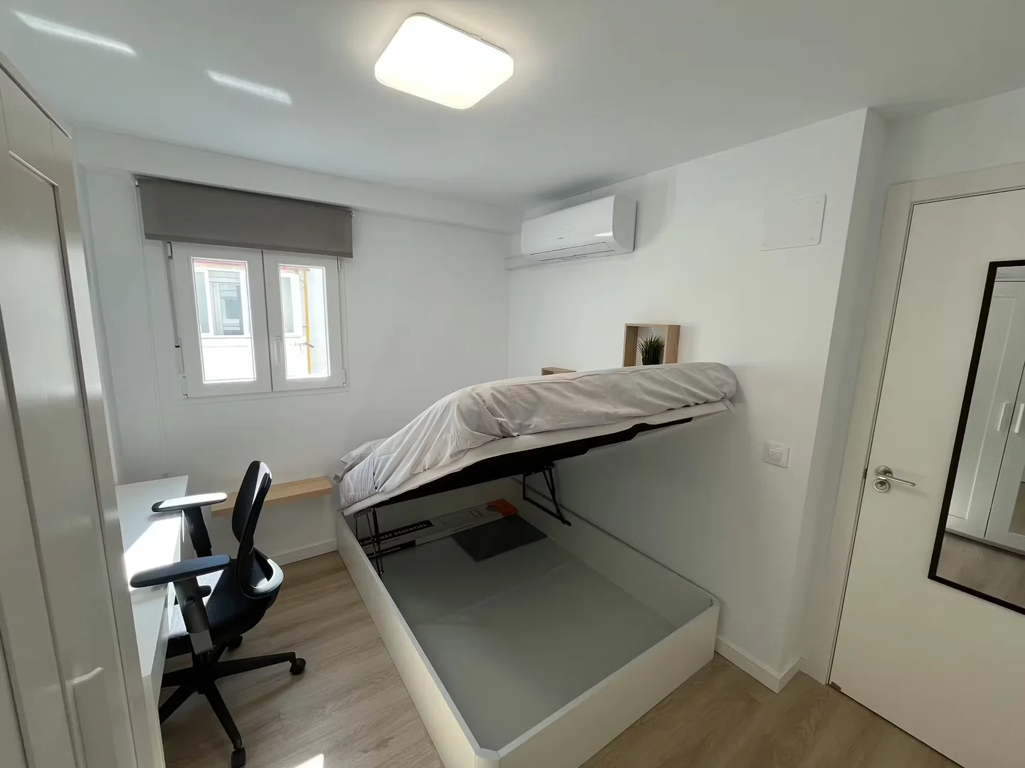 'de modern olanaklara sahip öğrenci dostu oda