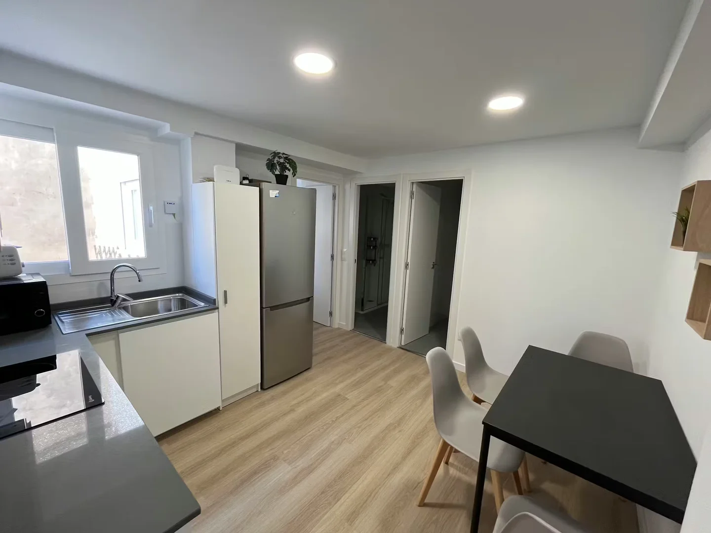 经济实惠的学生房间，在有充足的照明