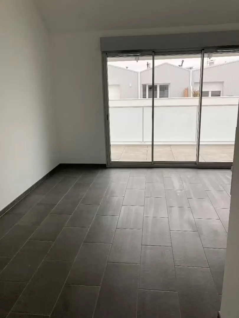 Habitación estudiantil luminosa y aireada con fácil acceso a la universidad en 