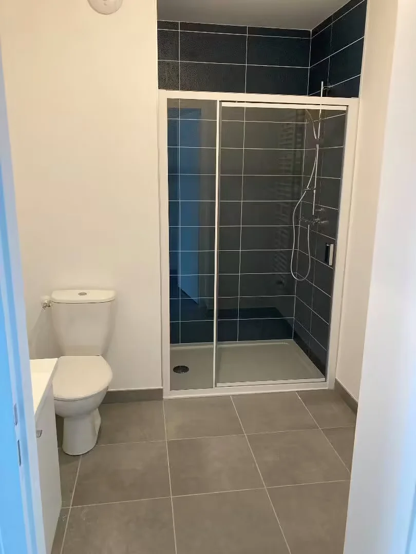 Habitación estudiantil amplia y cómoda en 
