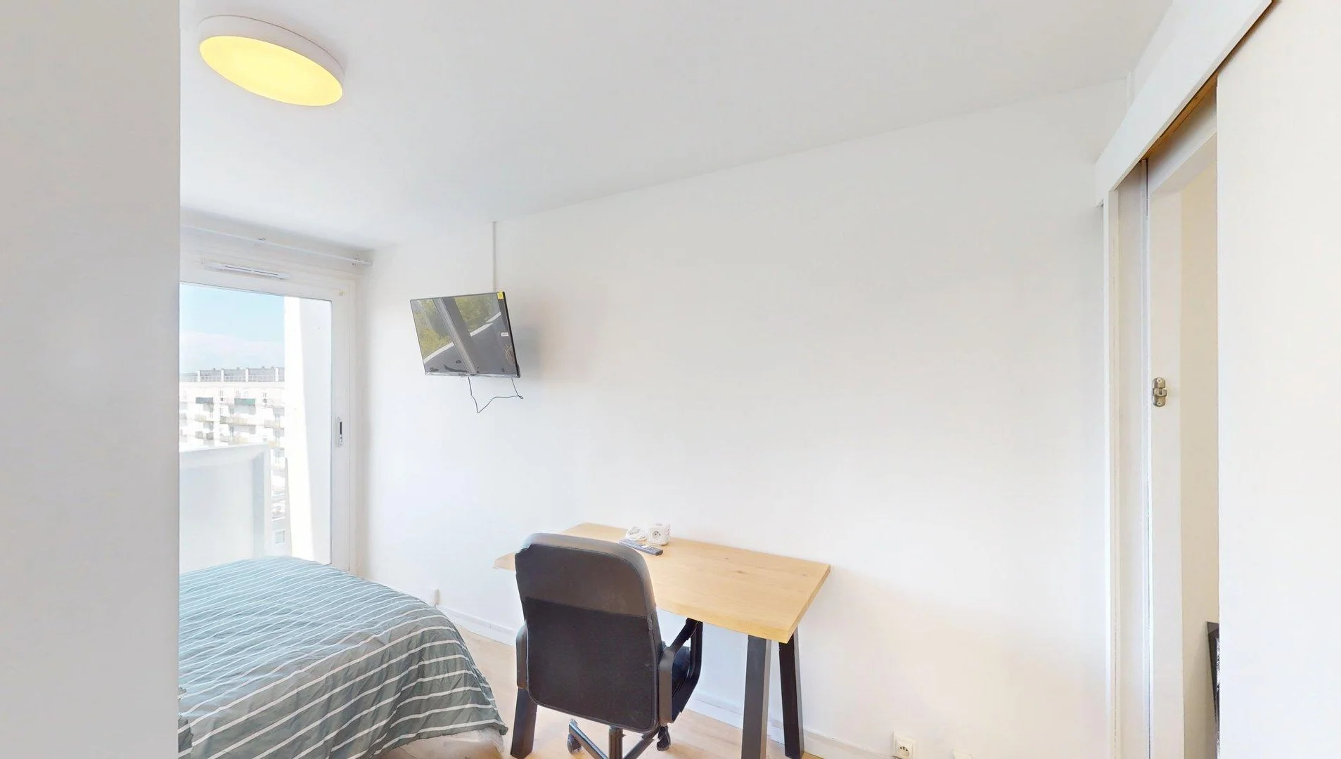 Quarto de estudante em  com área de estudo e instalações partilhadas