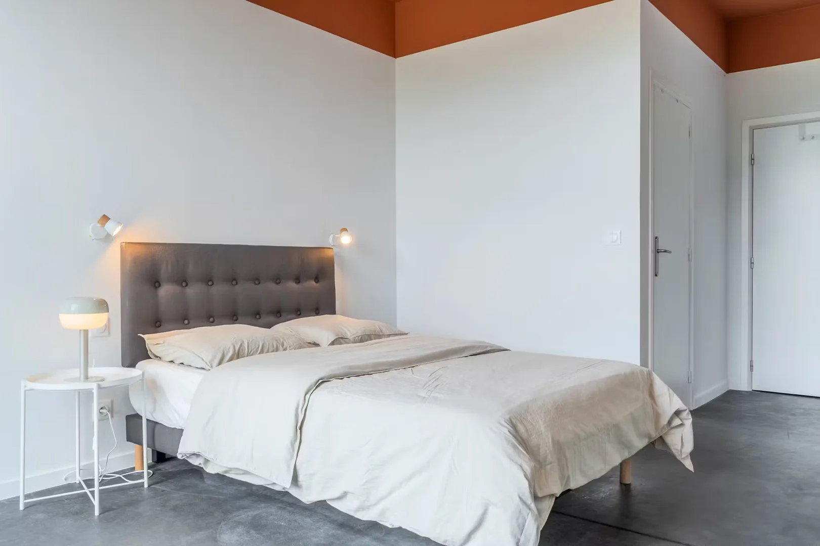Habitación para estudiantes en con área de estudio y facilidades compartidas