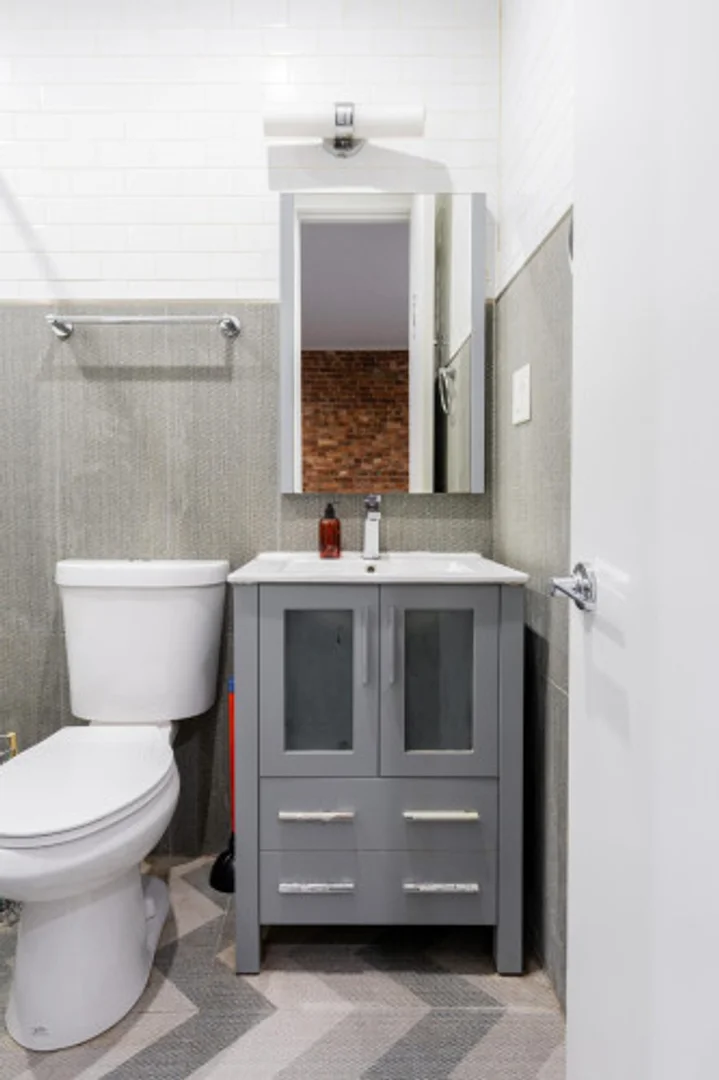 Quarto de estudante em  com área de estudo e instalações partilhadas