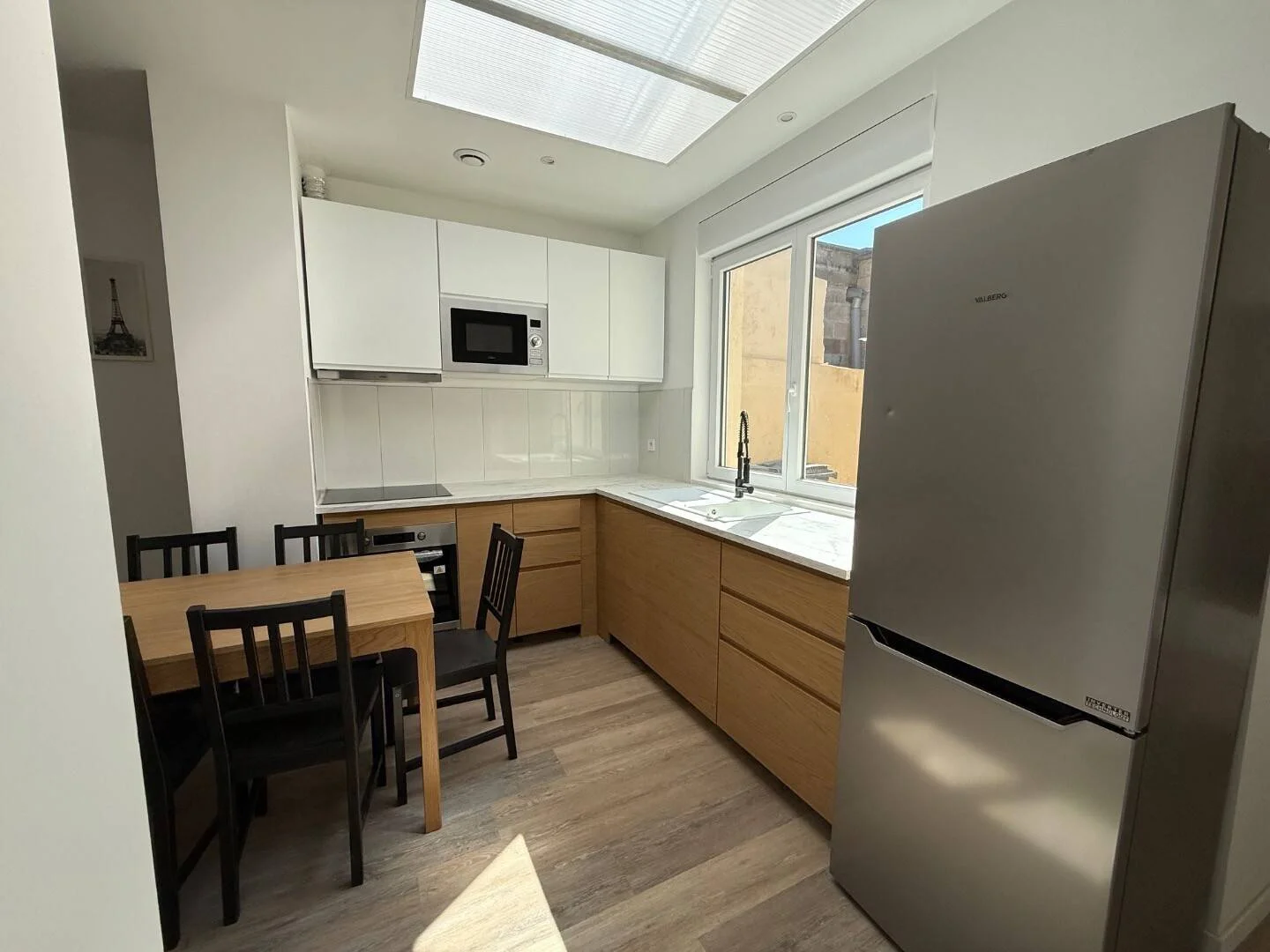 Quarto acessível para estudantes com iluminação ampla em 