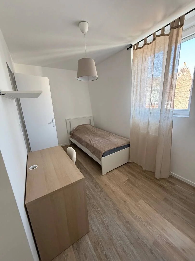 Quarto acessível para estudantes com iluminação ampla em 