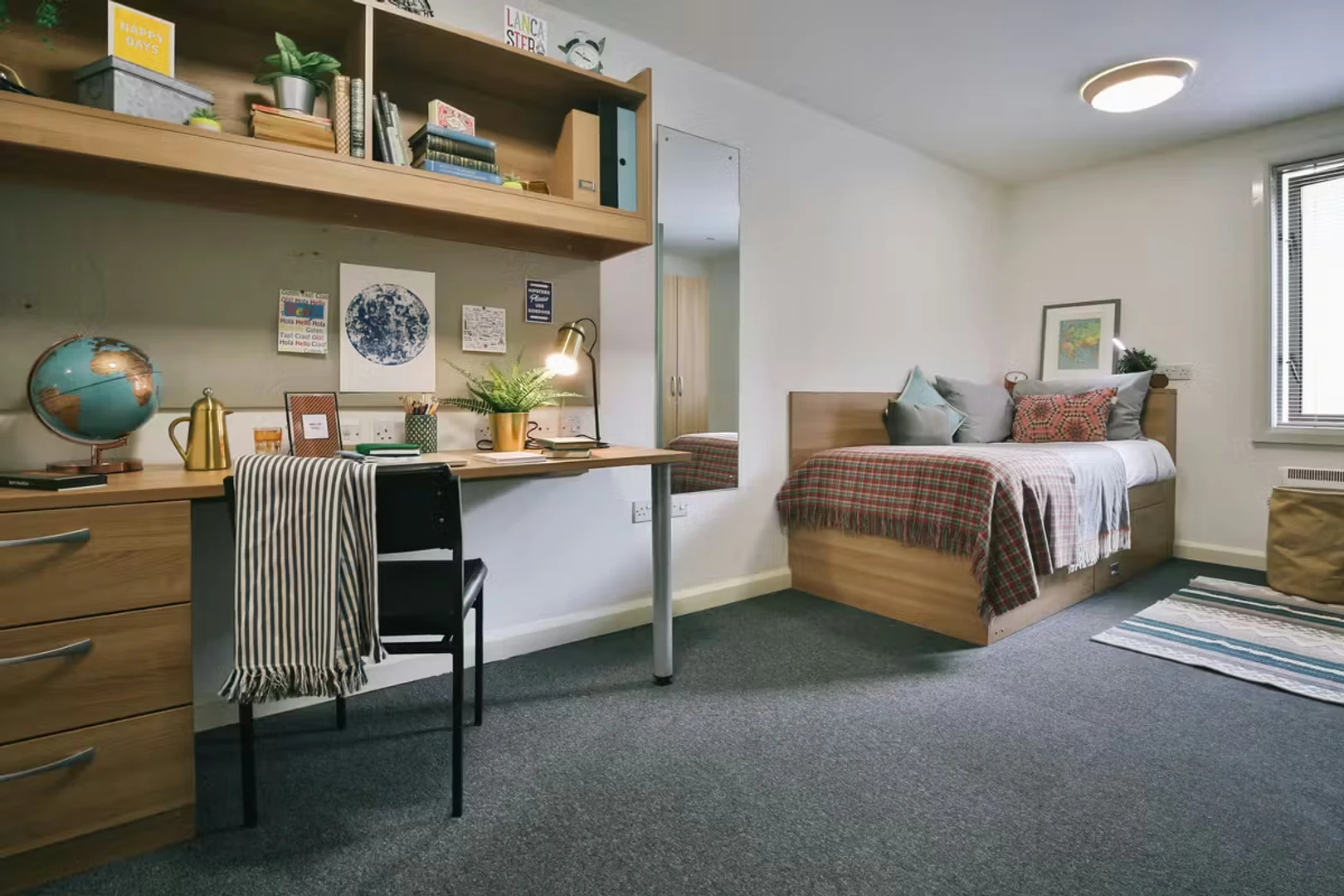 Studentenzimmer in mit Arbeitsbereich und Gemeinschaftseinrichtungen