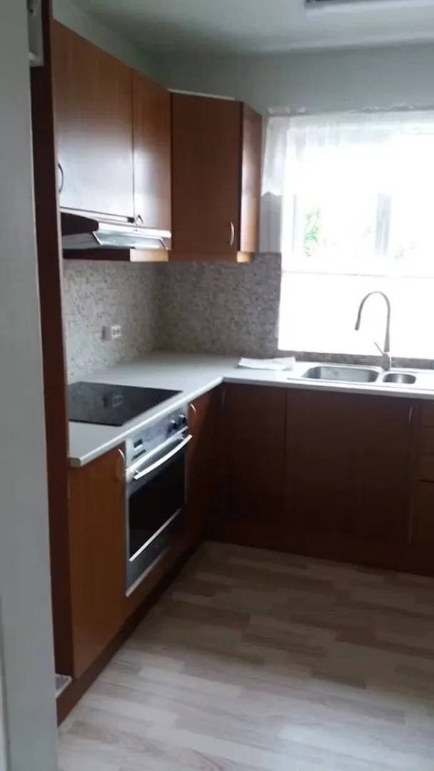 Quarto de estudante luminoso e arejado com acesso fácil à universidade em 
