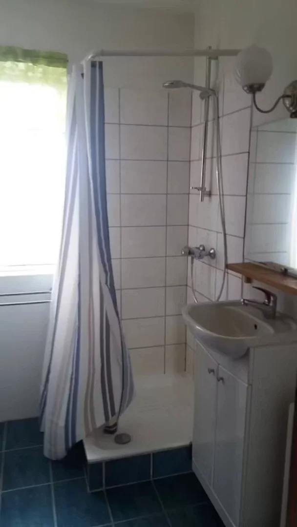 Quarto de estudante confortável e espaçoso em 