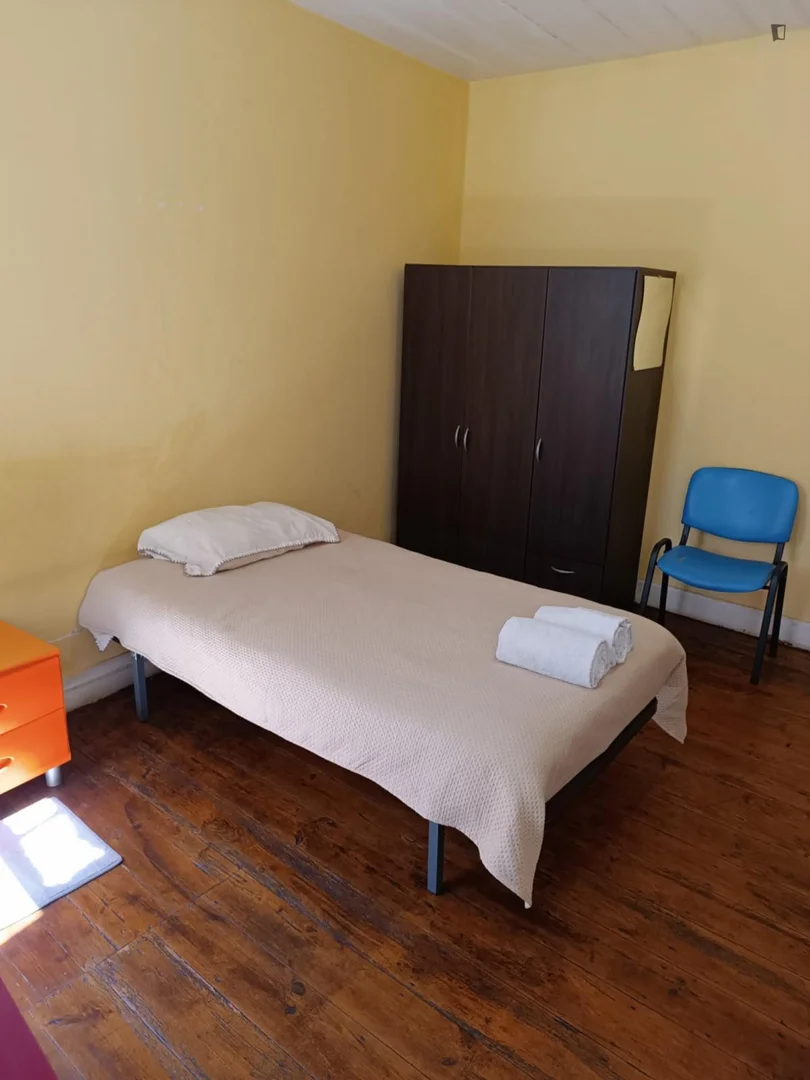 Zimmer in Studentenwohnung in zu vermieten, voll möbliert