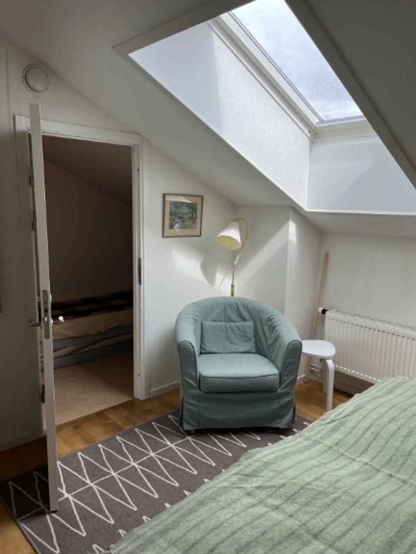 Functional student room perfect for studying in 