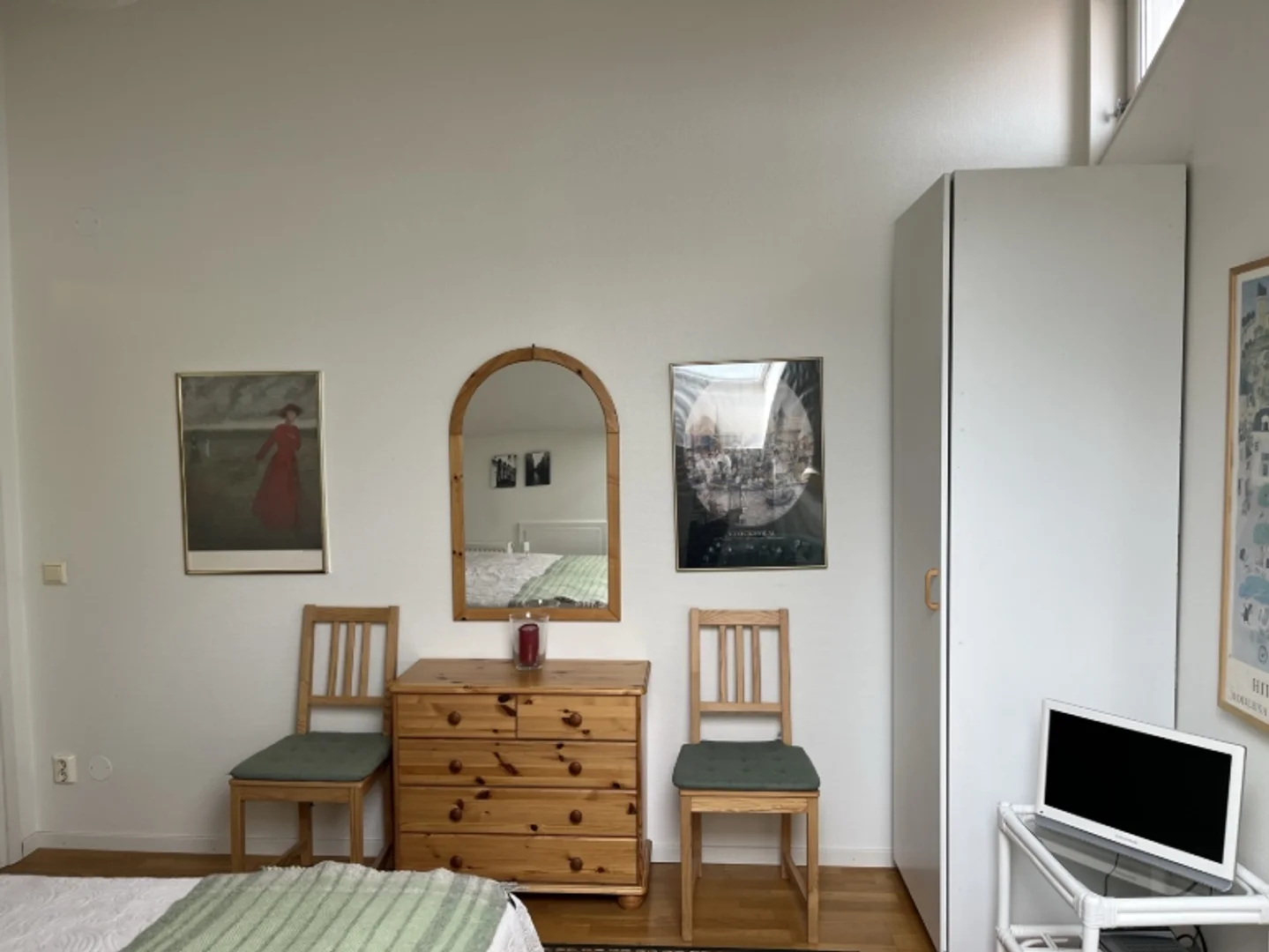 Affordable room for students with ample lighting in 