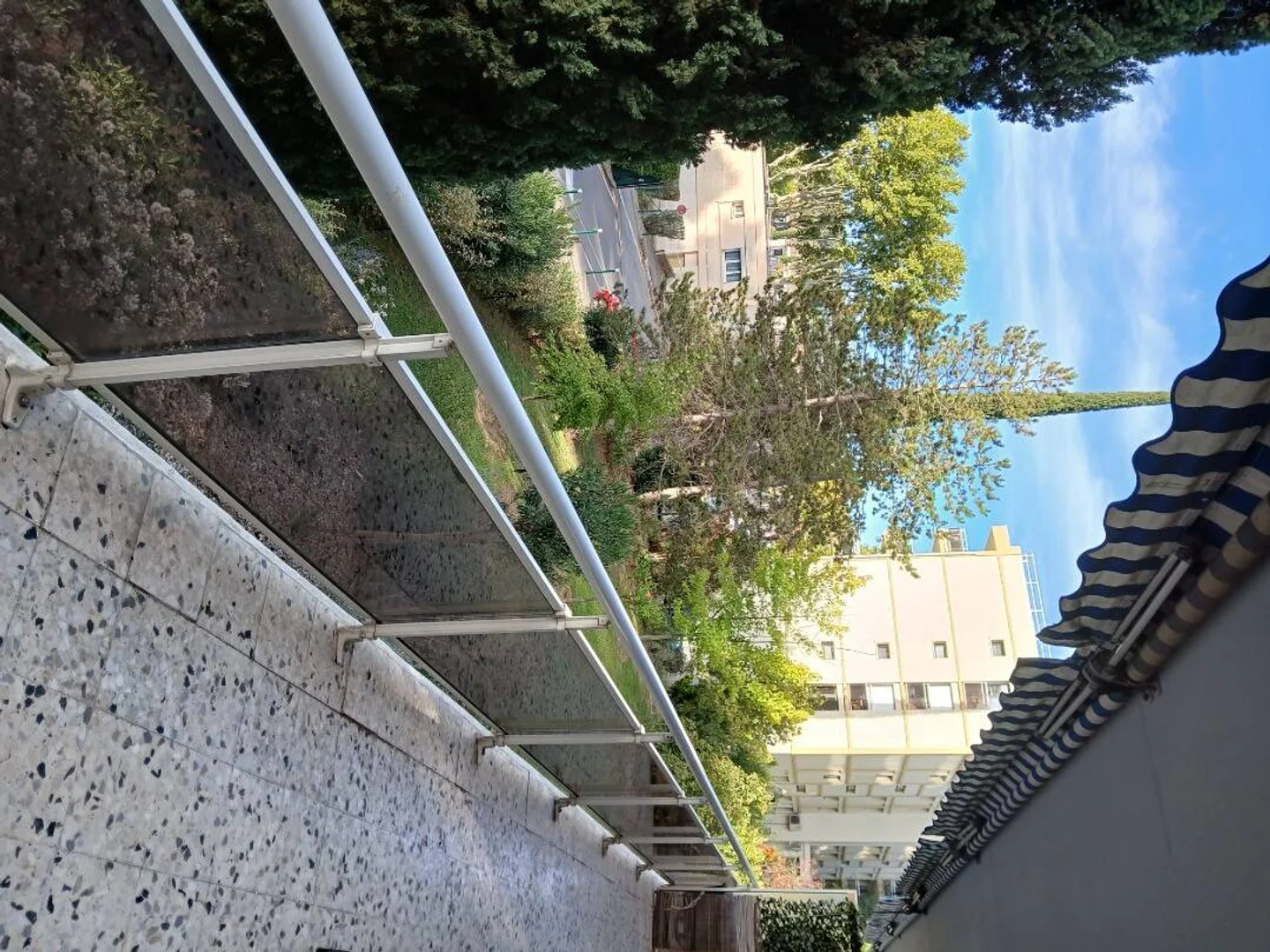 Quarto de estudante confortável e espaçoso em 