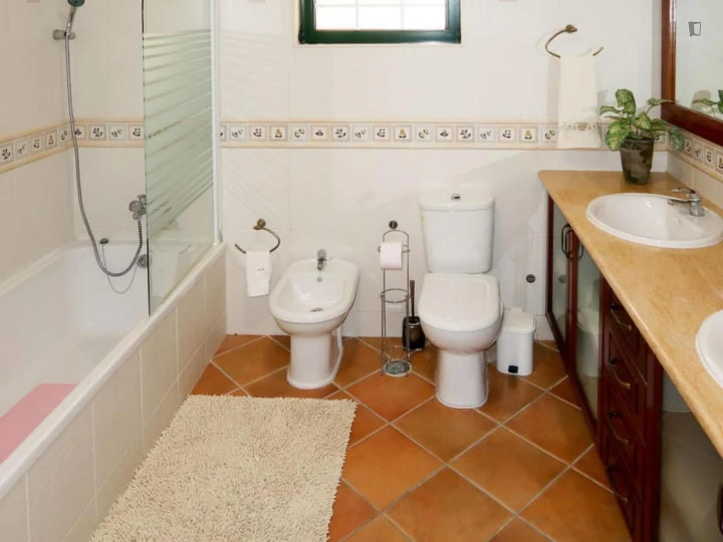 Quarto de estudante confortável e espaçoso em 