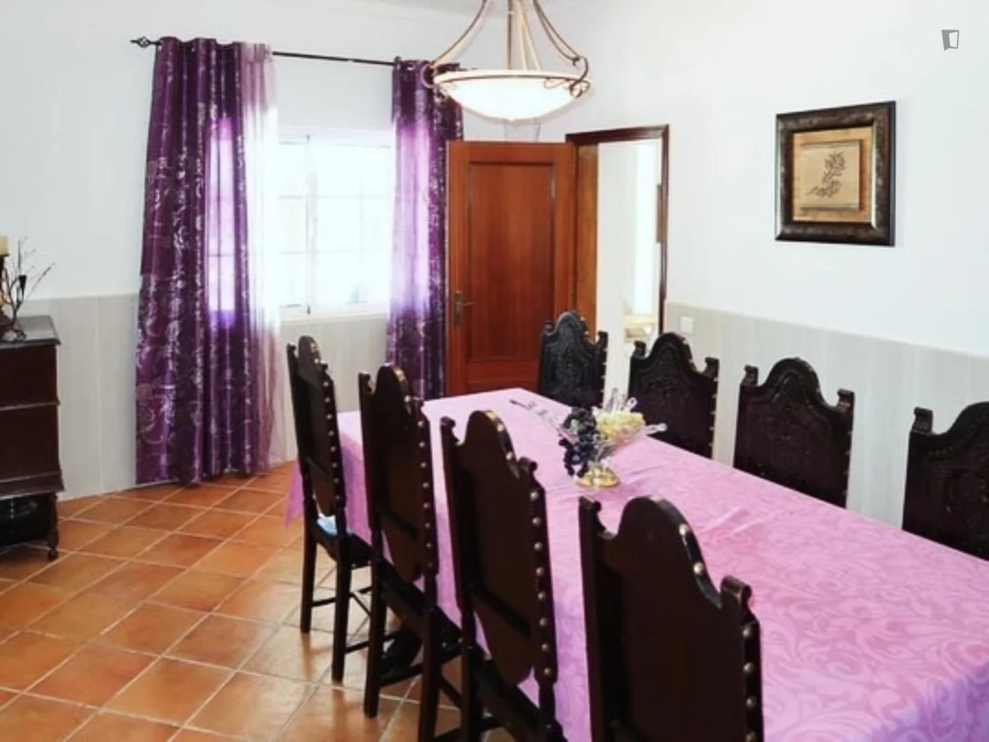 Quarto de estudante em  com área de estudo e instalações partilhadas