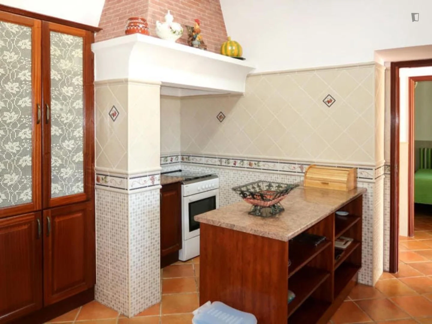 Quarto acessível para estudantes com iluminação ampla em 