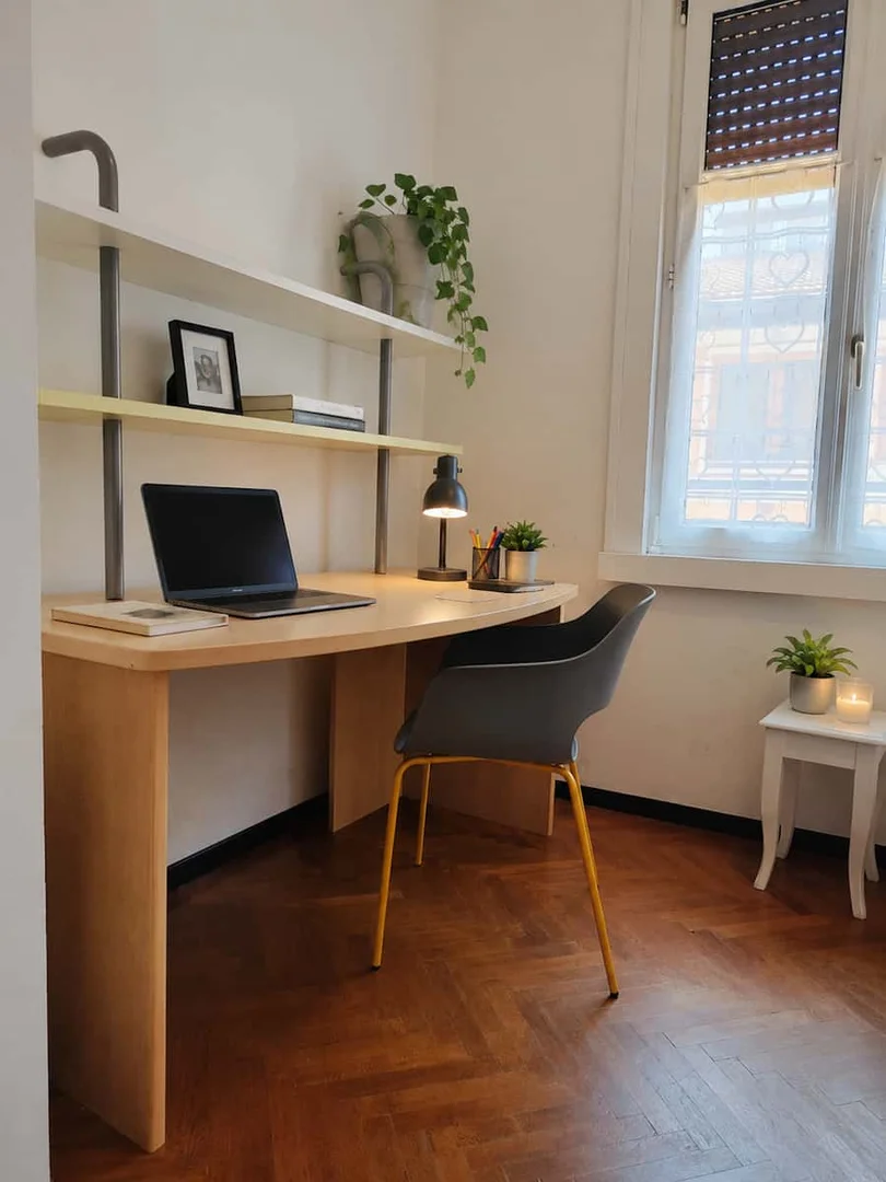 Comfortable and spacious student room in 