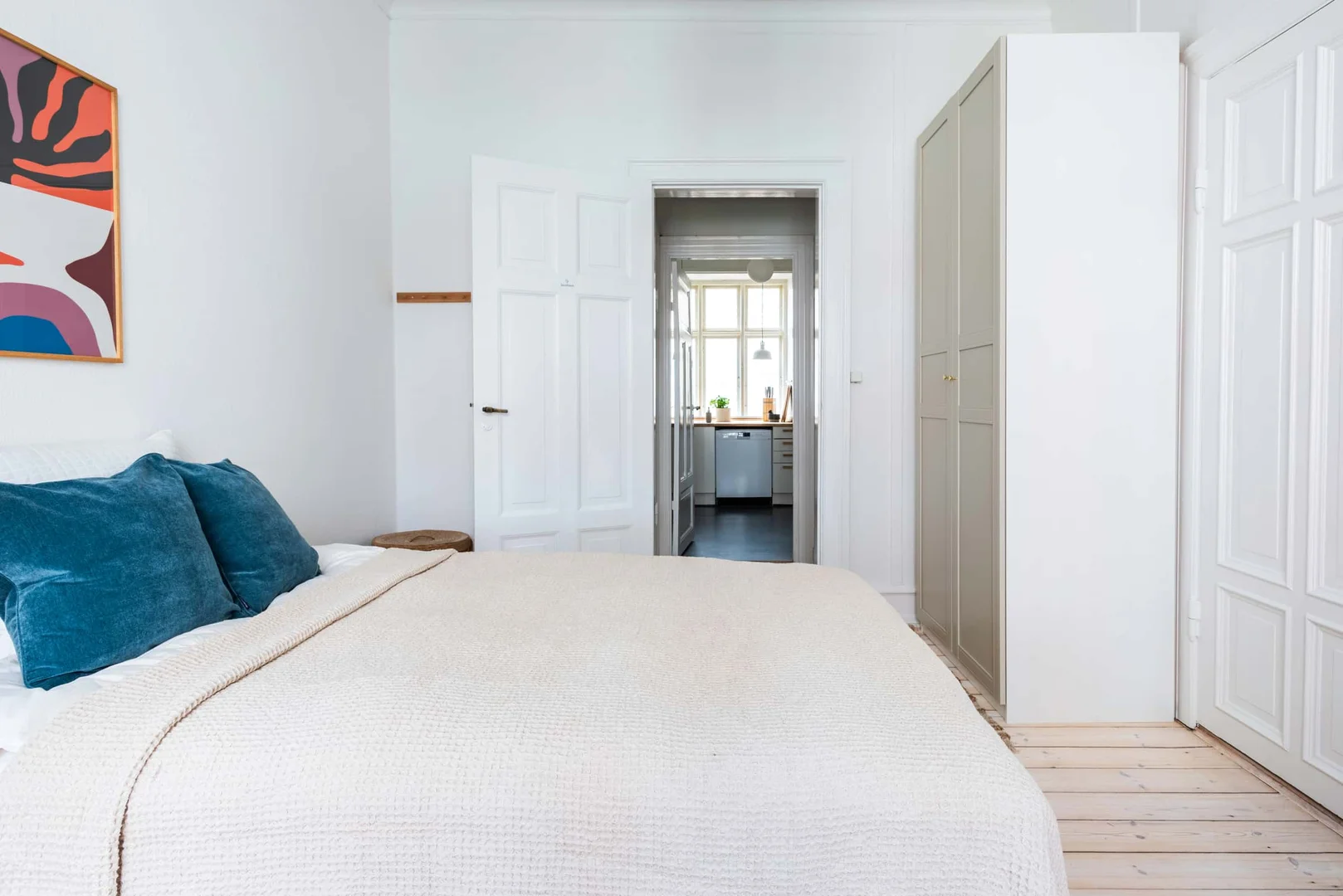 Habitación estudiantil funcional perfecta para estudiar en