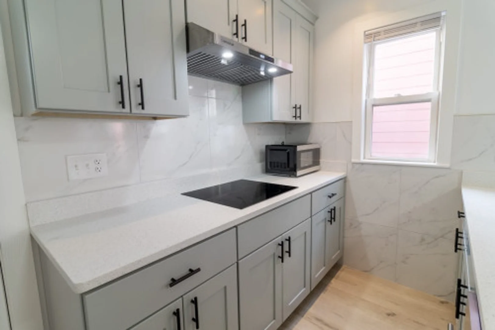 Habitación estudiantil funcional perfecta para estudiar en 