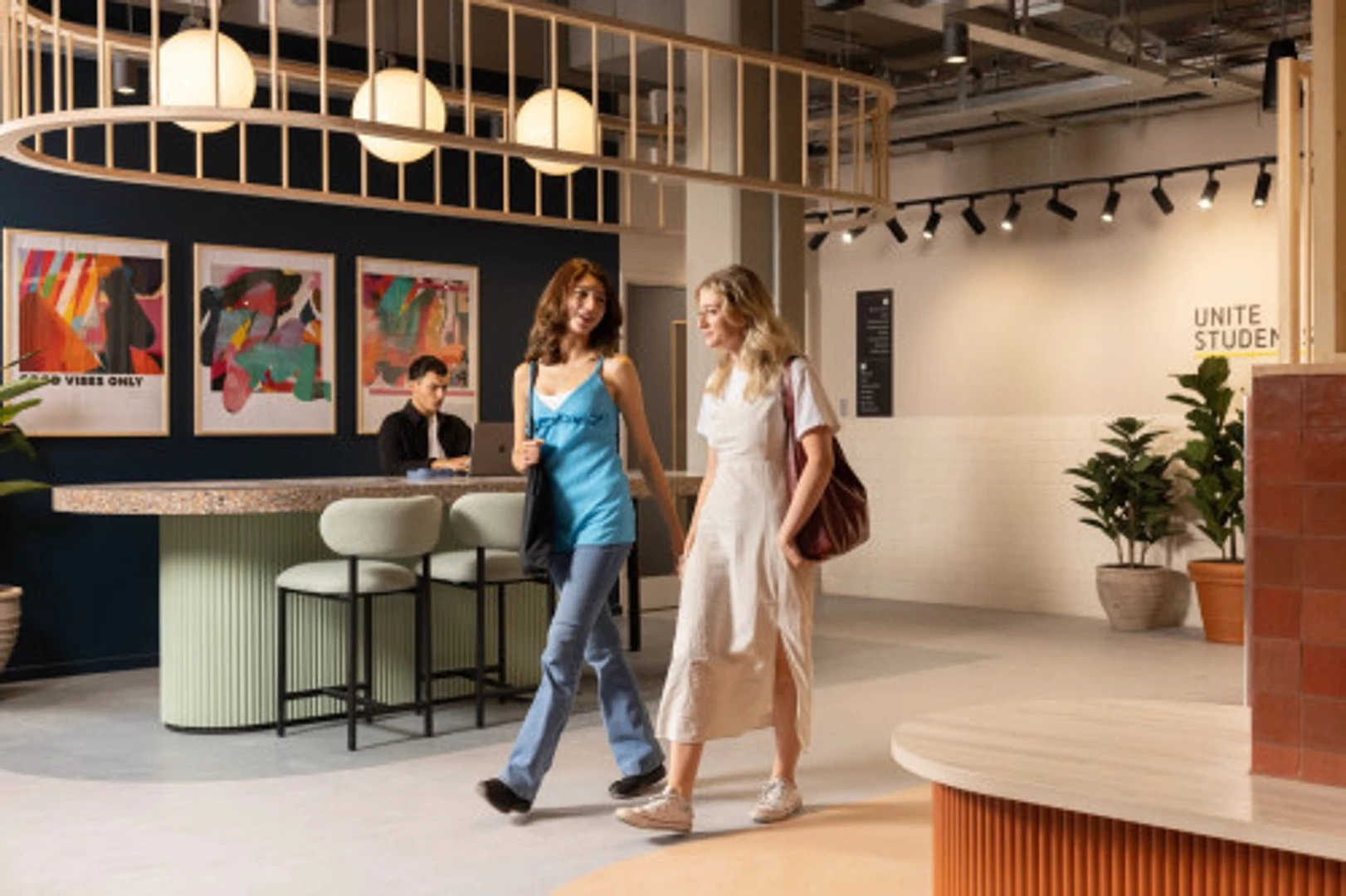 位于的学生公寓，配有学习区域和共用设施