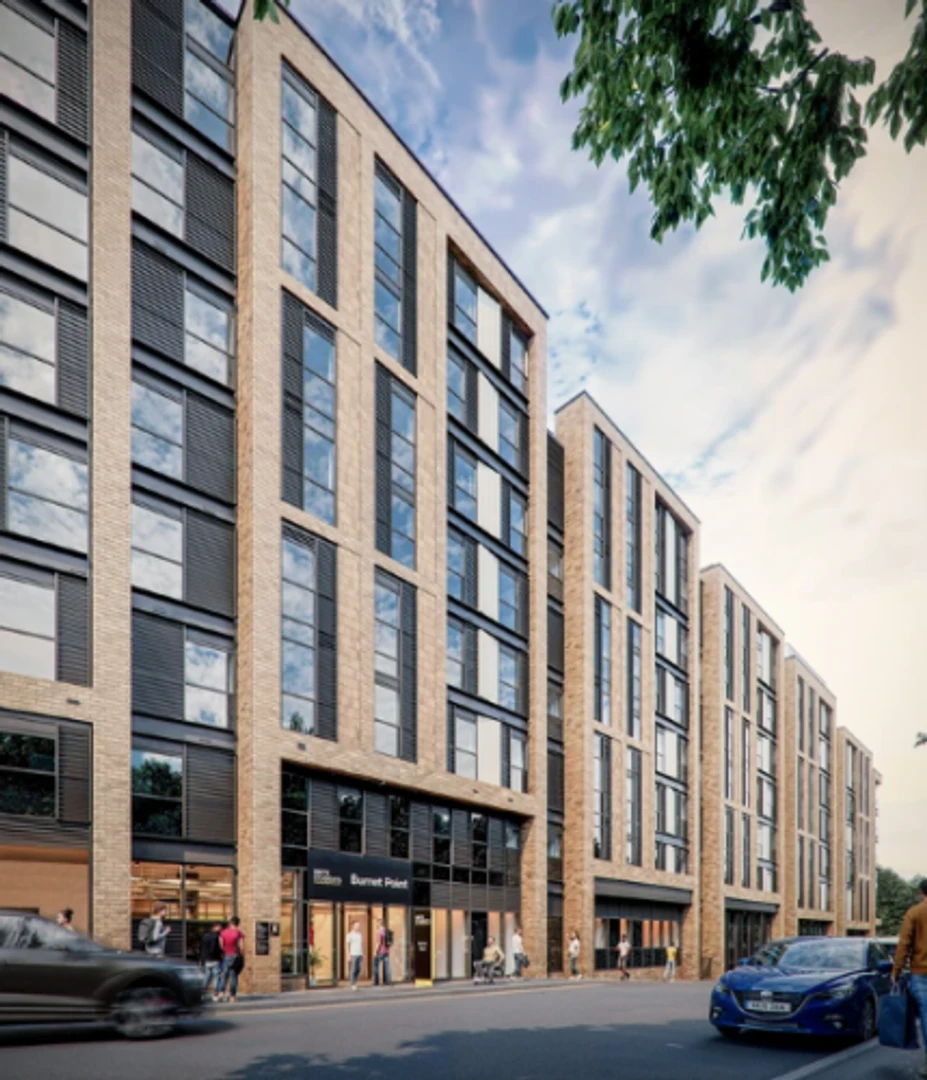 'da öğrenciler için yeterli aydınlatmaya sahip uygun fiyatlı oda