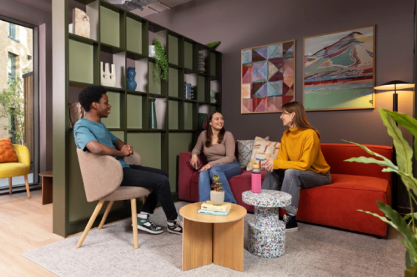 Öğrenciler için rahat oda  bölgesinde mevcut