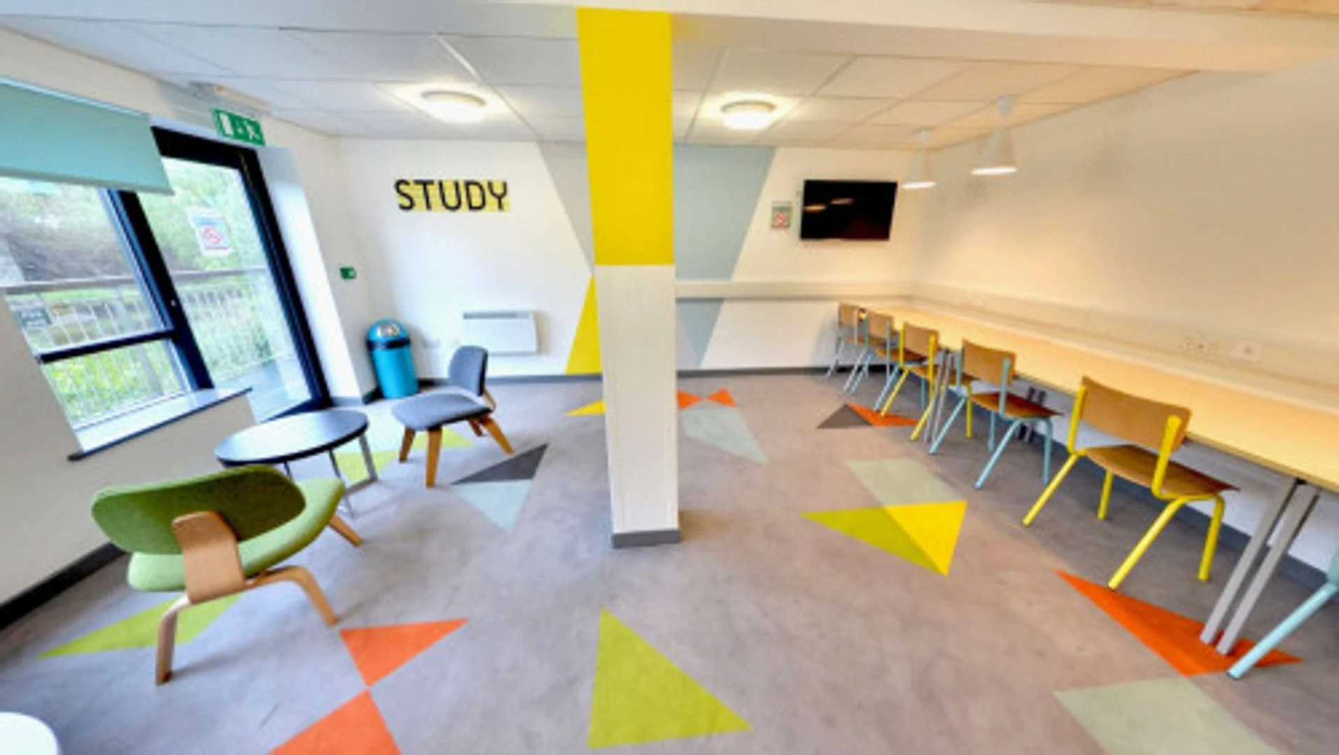 位于的学生公寓，配有学习区域和共用设施