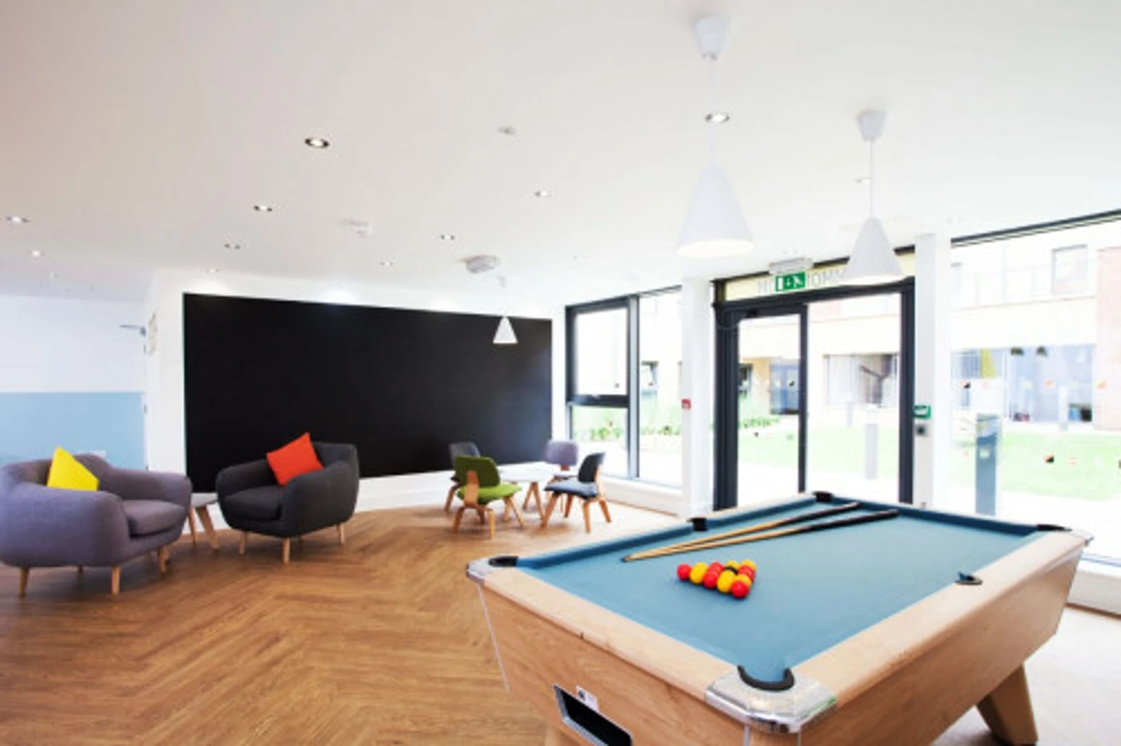 经济实惠的学生房间，在有充足的照明